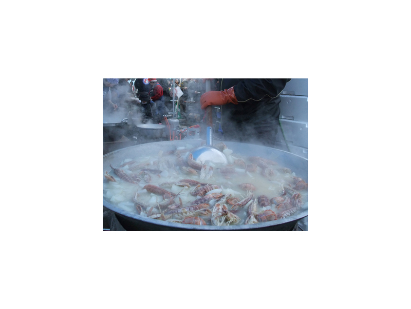 大きくて身のしまった小樽産のしゃこ。茹でたり、汁に入れたりして提供しています